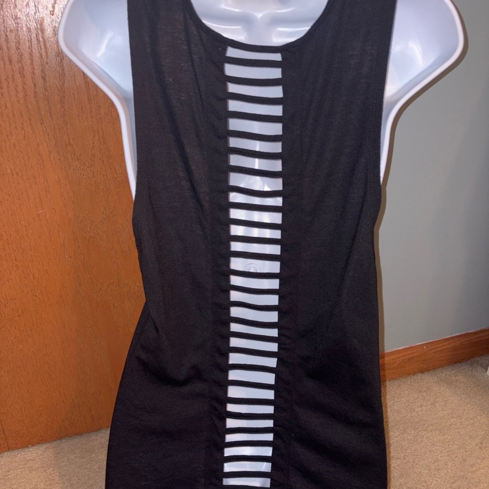 Marilyn Monroe collection
￼ size large
￼ cut off black tank top
￼ mint condition - Picture 4 of 13